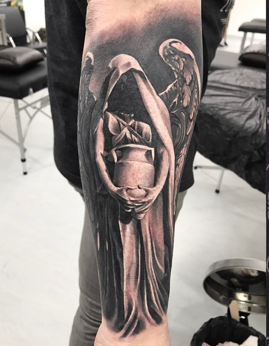 mann innenseite Tattoo oberarm