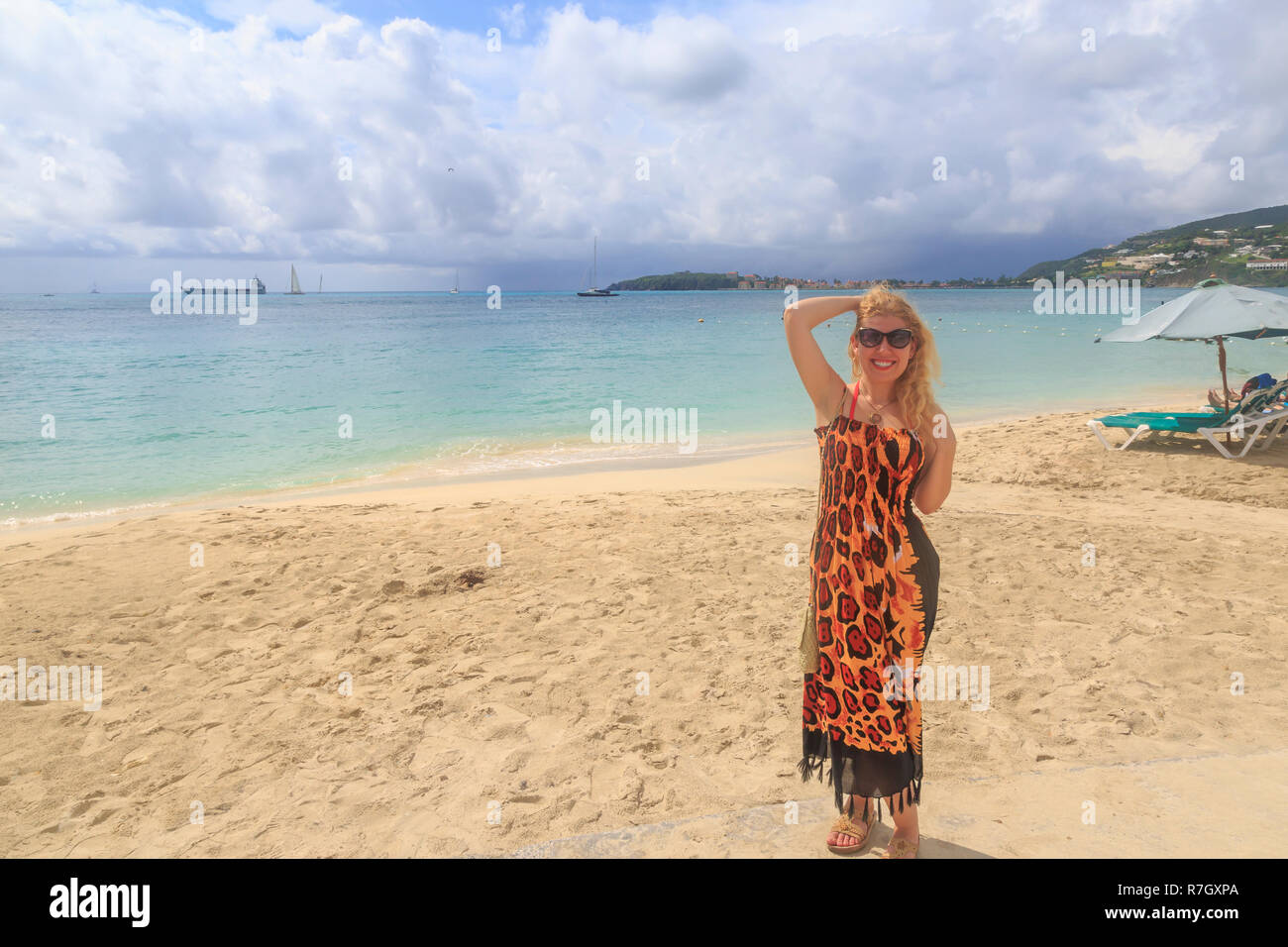 am strand Blondine