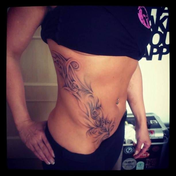 seitlich bauch Tattoo