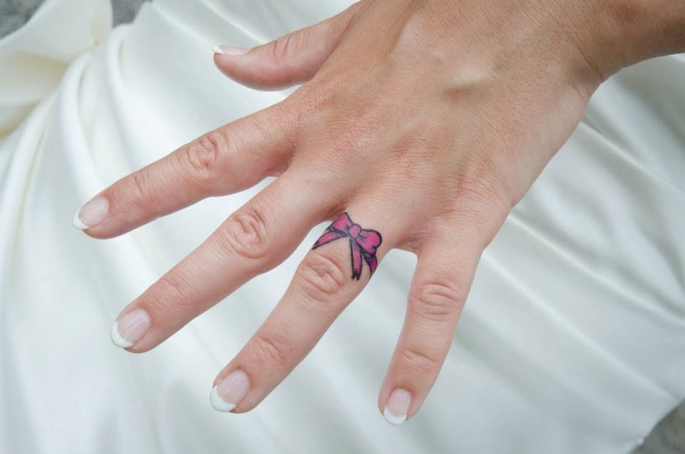 tattoo schleife Finger