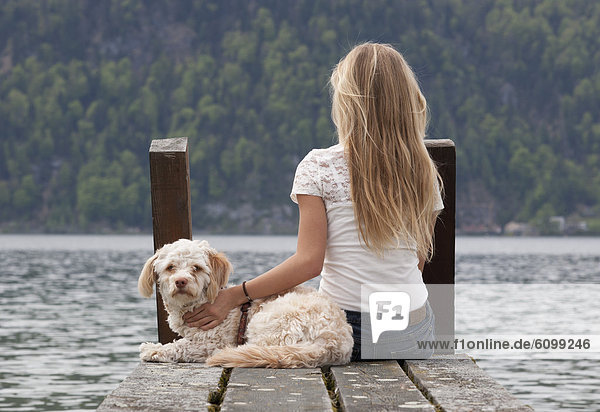 Blondes mädchen von hinten