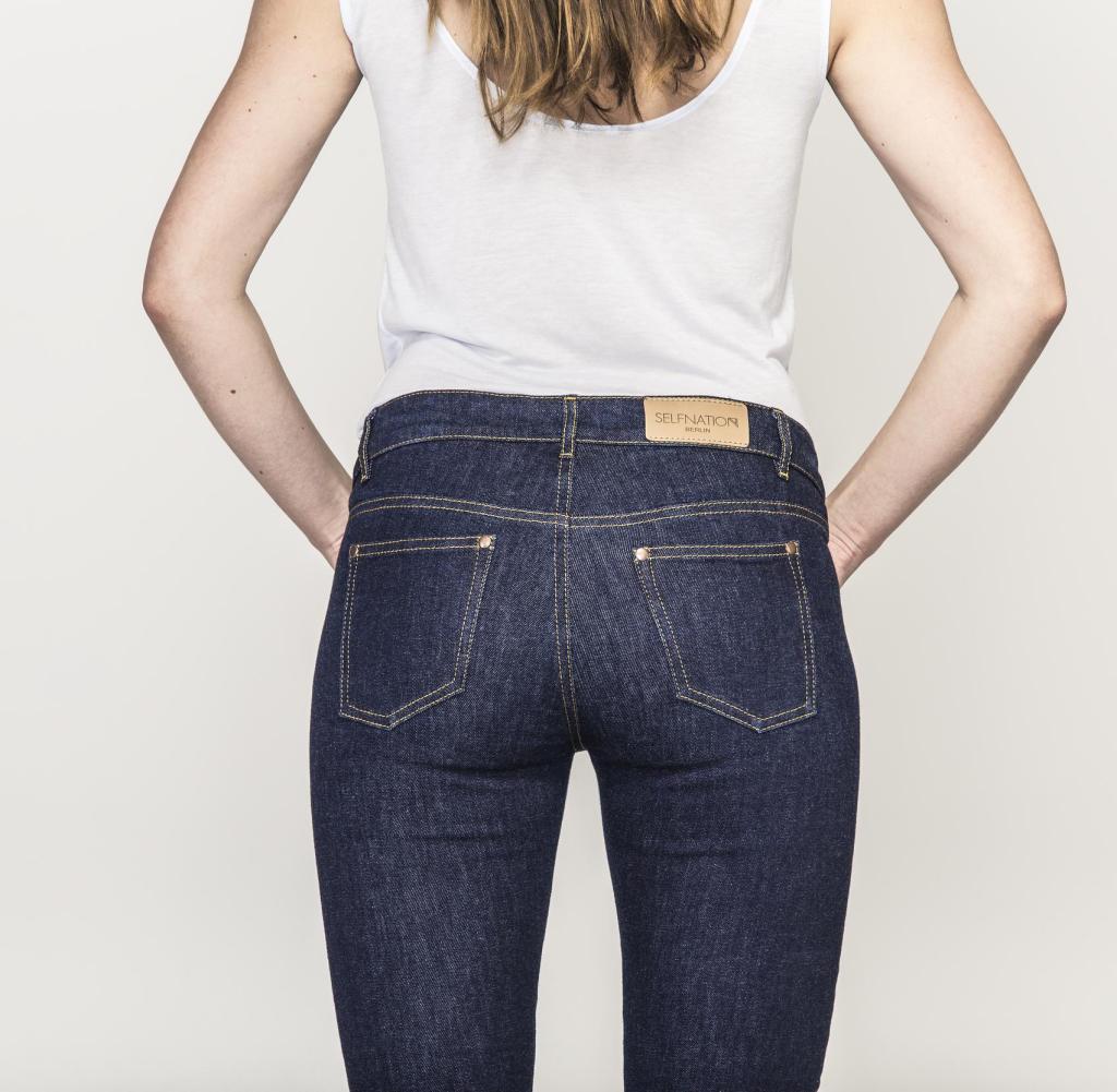 Frau pisst in jeans