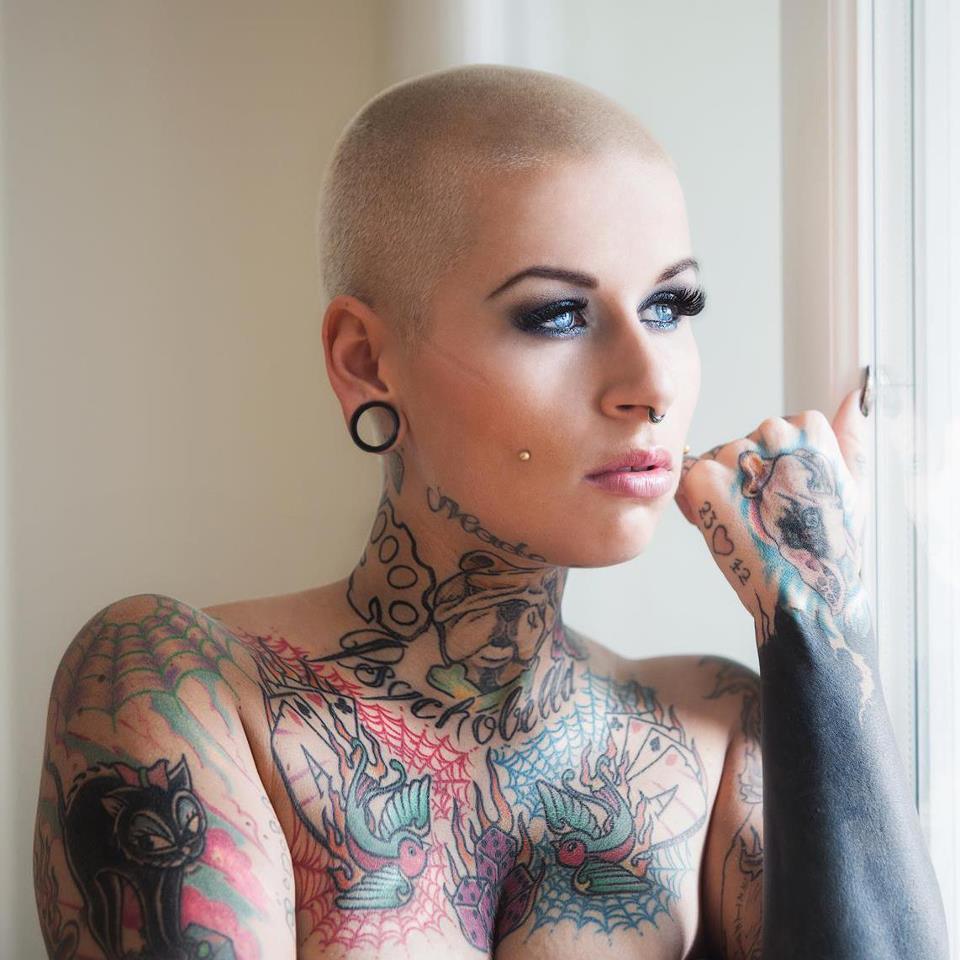 frauen bei tattoos Extreme piercings und