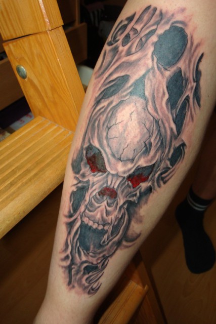 mann Tattoo schienbein