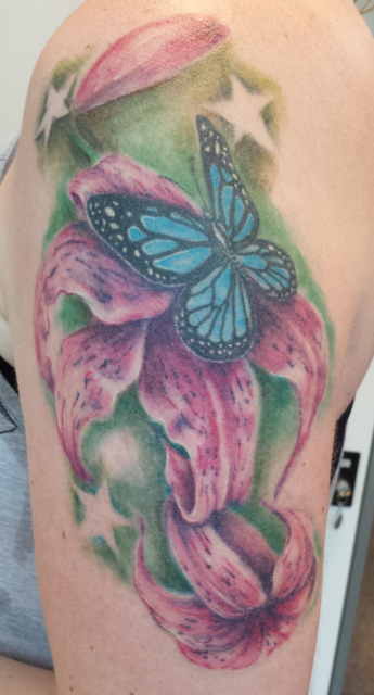 Lilien tattoo bauch