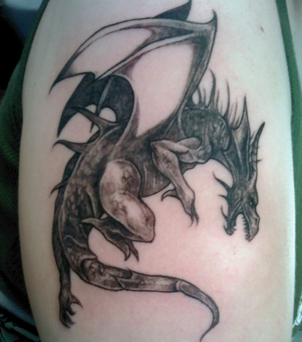 Oberarm tattoo drache