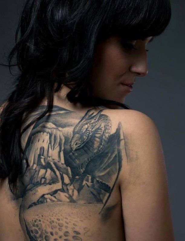 Drachen tattoo frau