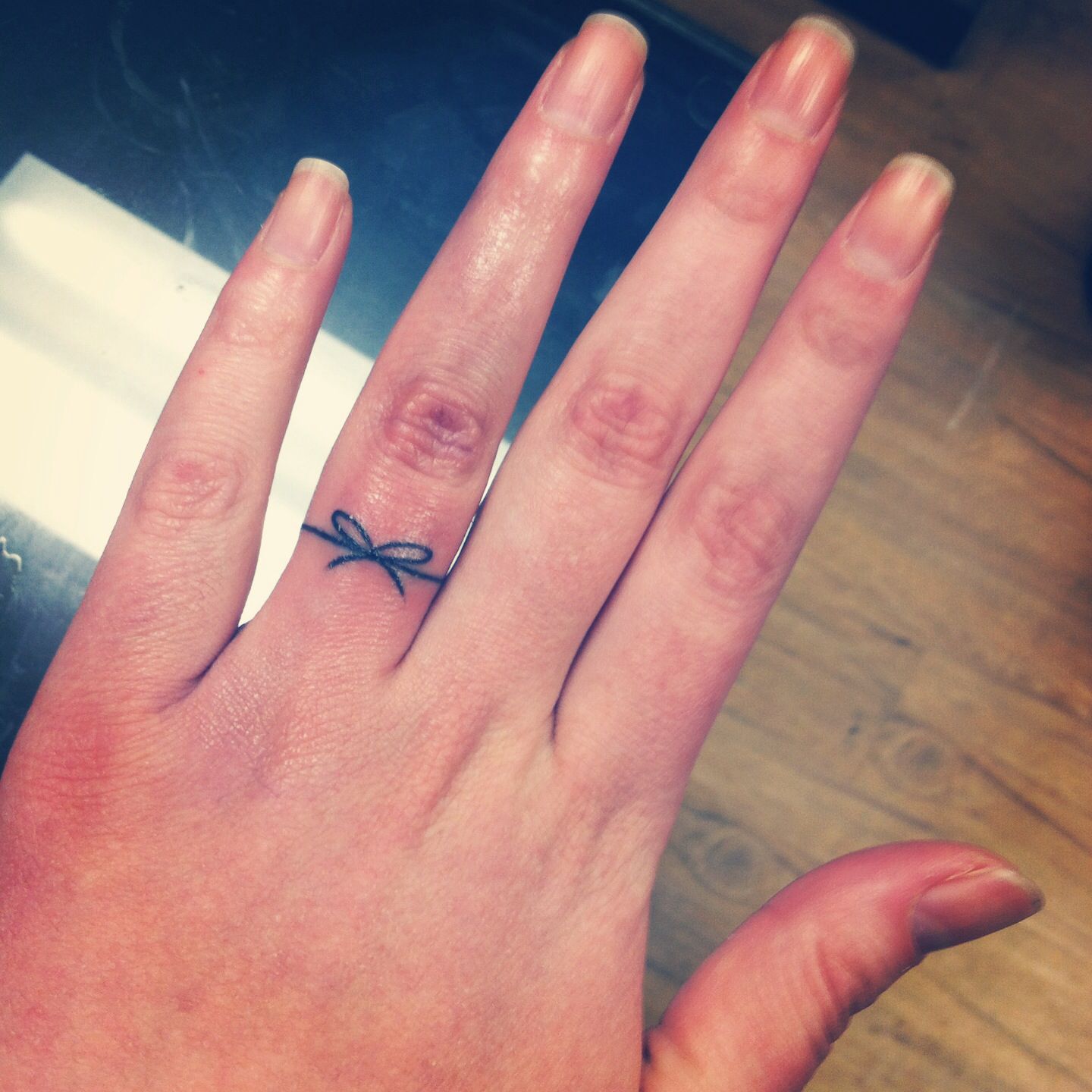 tattoo schleife Finger