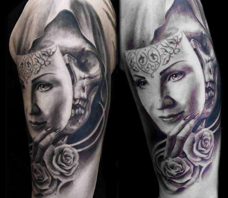 Frau mit maske tattoo