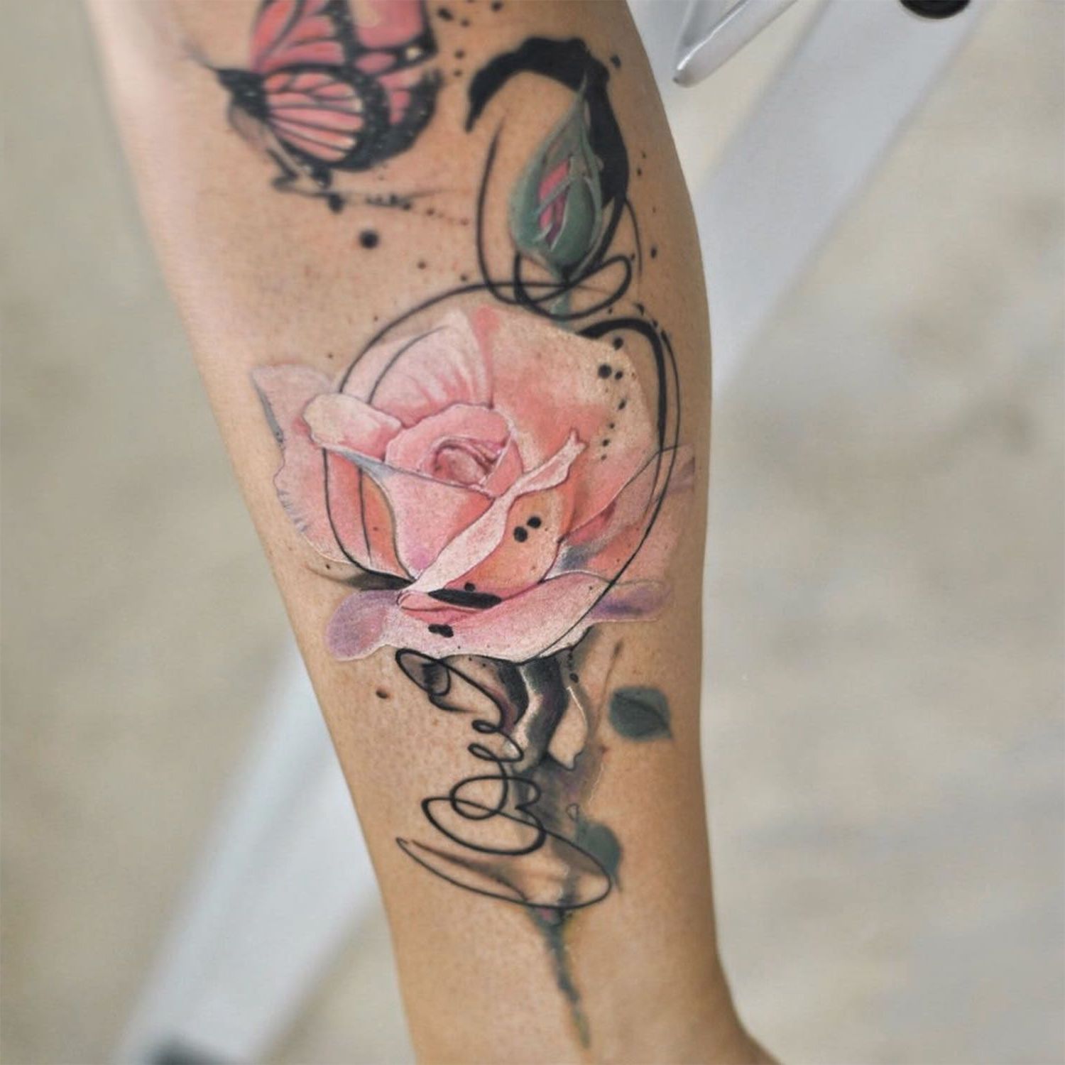 Tattoo rose bein