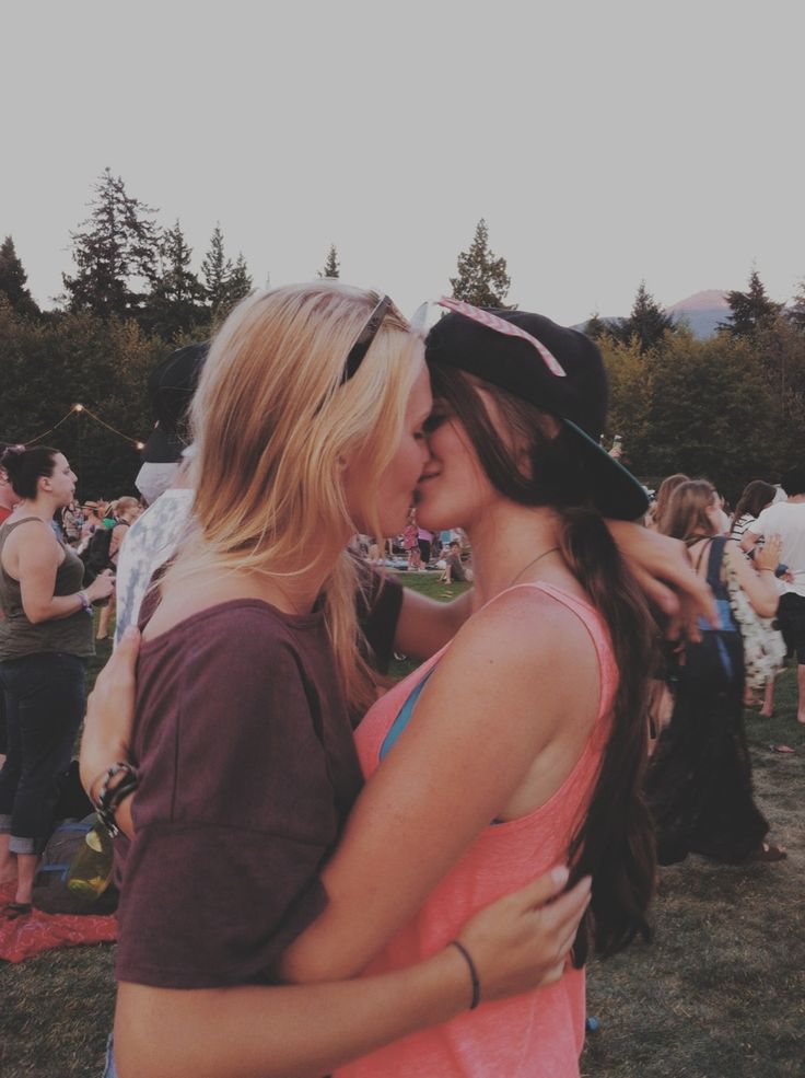 kissing Blonde girls