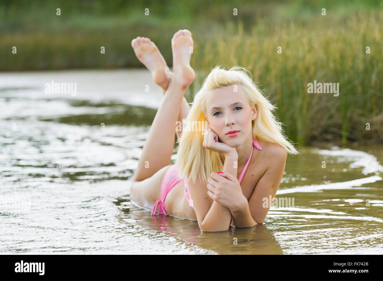 am strand Blondine