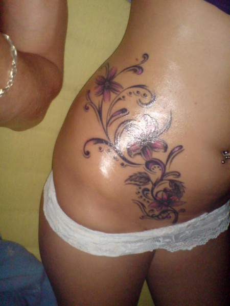 intimbereich blumen Tattoo