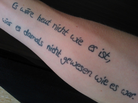 frau spruch arm Tattoo