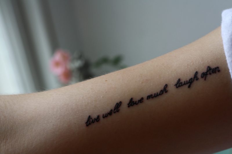 frau spruch arm Tattoo