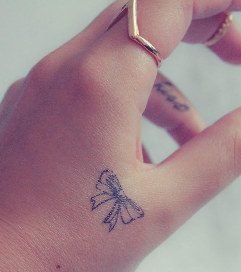 Finger tattoo schleife