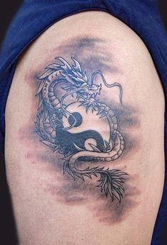 drache Oberarm tattoo